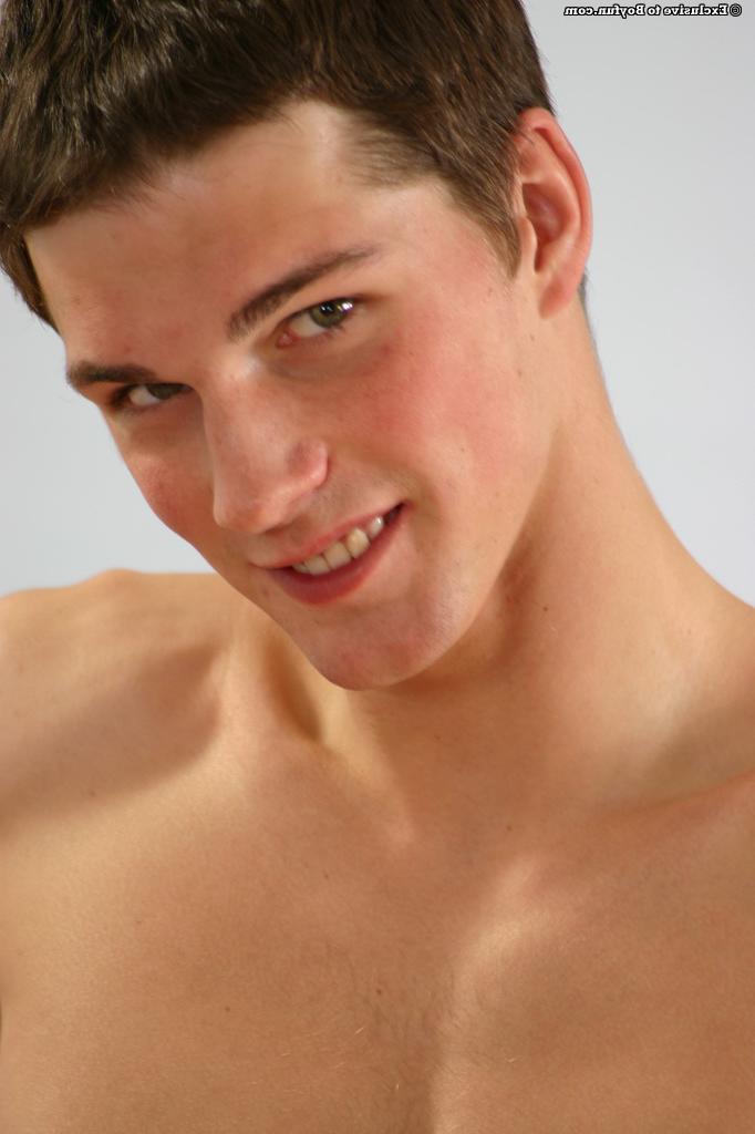 20P O moreno gay Tomas exibe seu pau duro e corpo quente em um solo sexy