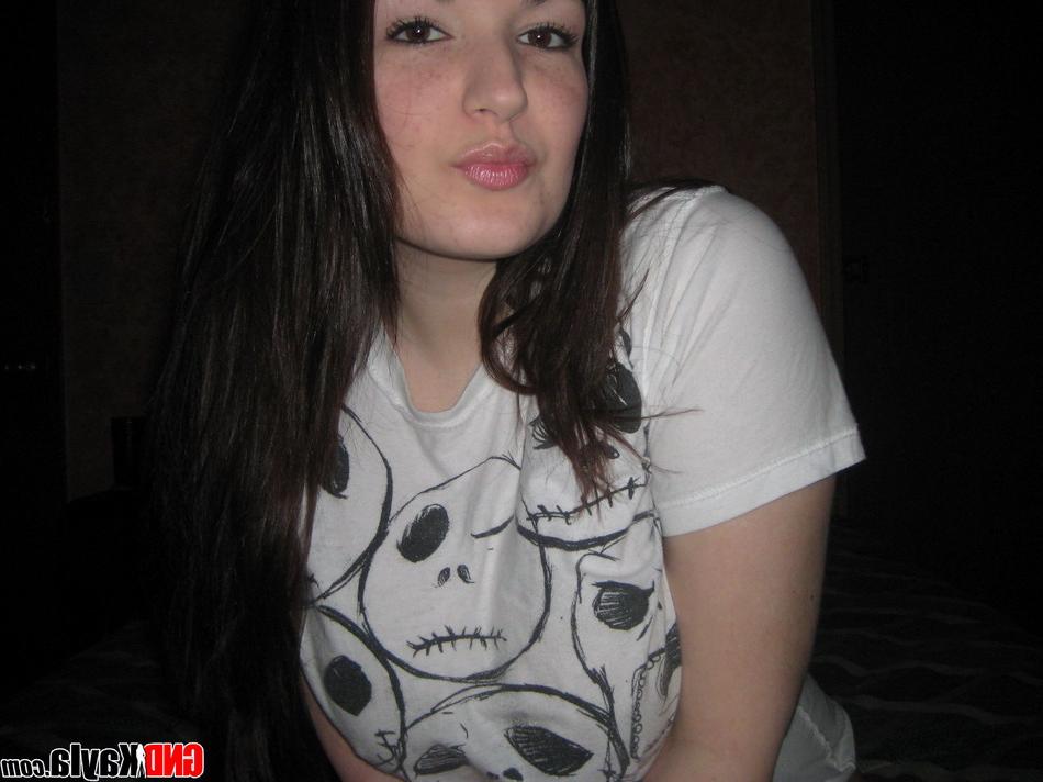 12P Une amatrice brune prend des photos de cellules tout en se déshabillant à la manière de SFW.