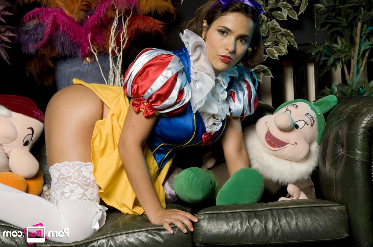 20P La coquine Blanche-Neige Valerie Summer soulève sa robe et montre son castor.