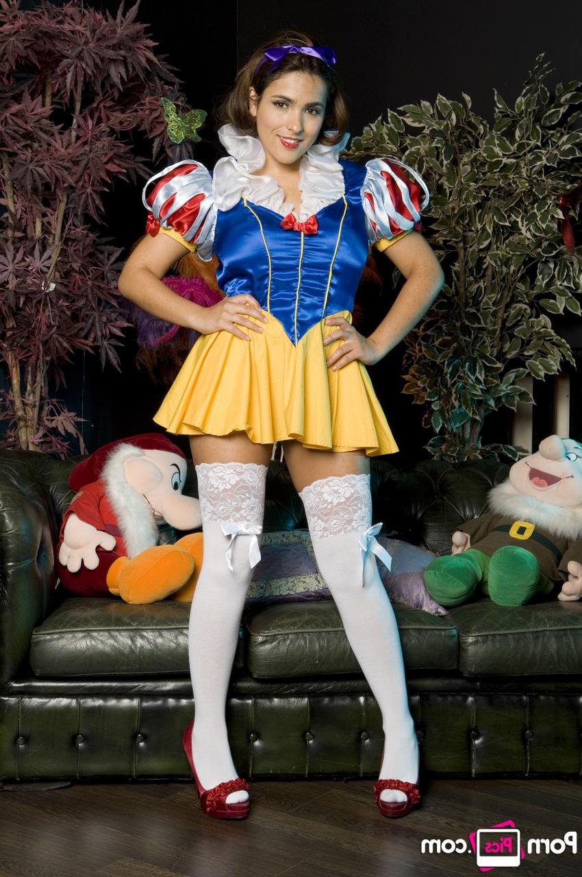 20P La coquine Blanche-Neige Valerie Summer soulève sa robe et montre son castor.