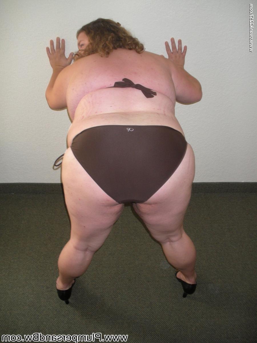 20P Smiley BBW Hunny Bunz poses in her bikini, strips and shows her big tits