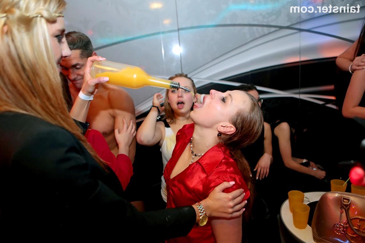 15P Les fêtardes ne peuvent pas résister à l'attrait des strip-teaseurs suceurs et baisants.