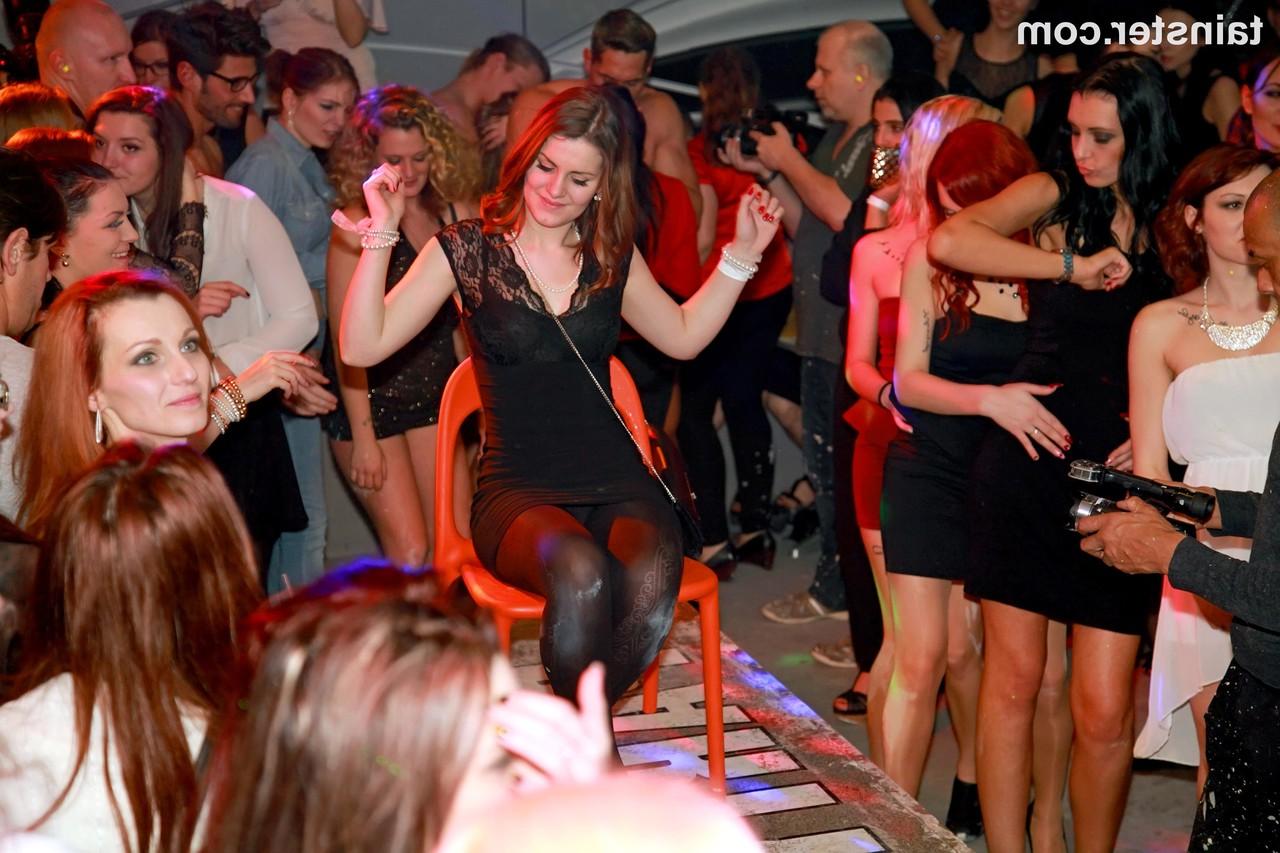 15P Les fêtardes ne peuvent pas résister à l'attrait des strip-teaseurs suceurs et baisants.