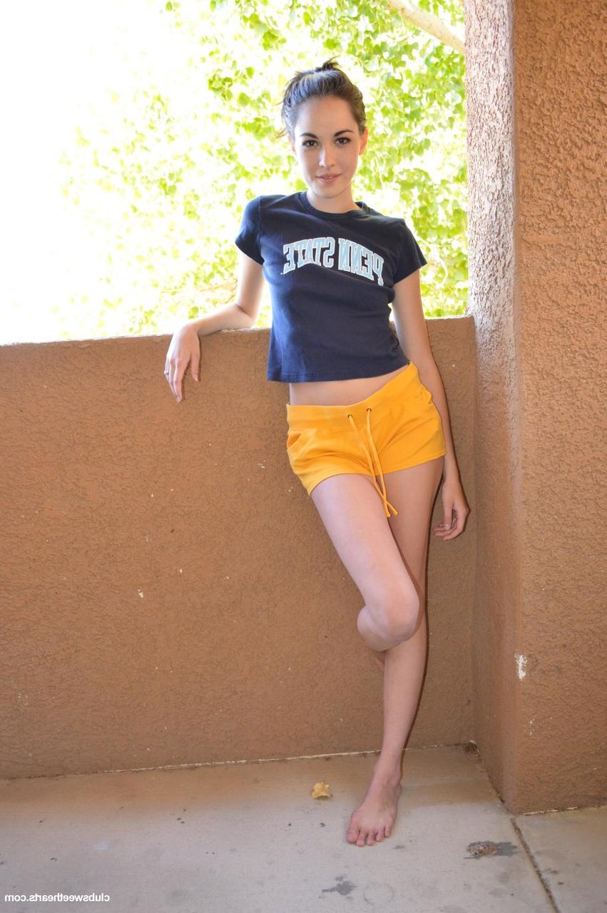 20P La joven delgada emily grey se quita sus sexys shorts amarillos y muestra su culo redondo