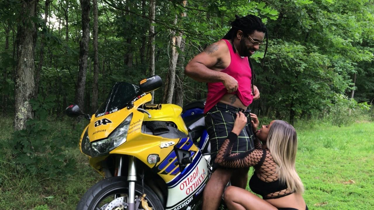 20P ぽっちゃり黒人が熱いお尻をからかってバイクでフェラをする