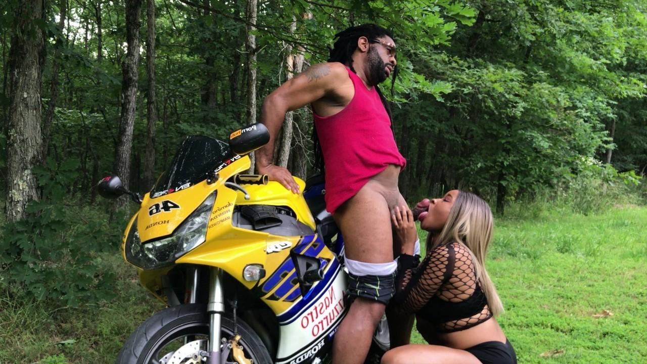 20P ぽっちゃり黒人が熱いお尻をからかってバイクでフェラをする