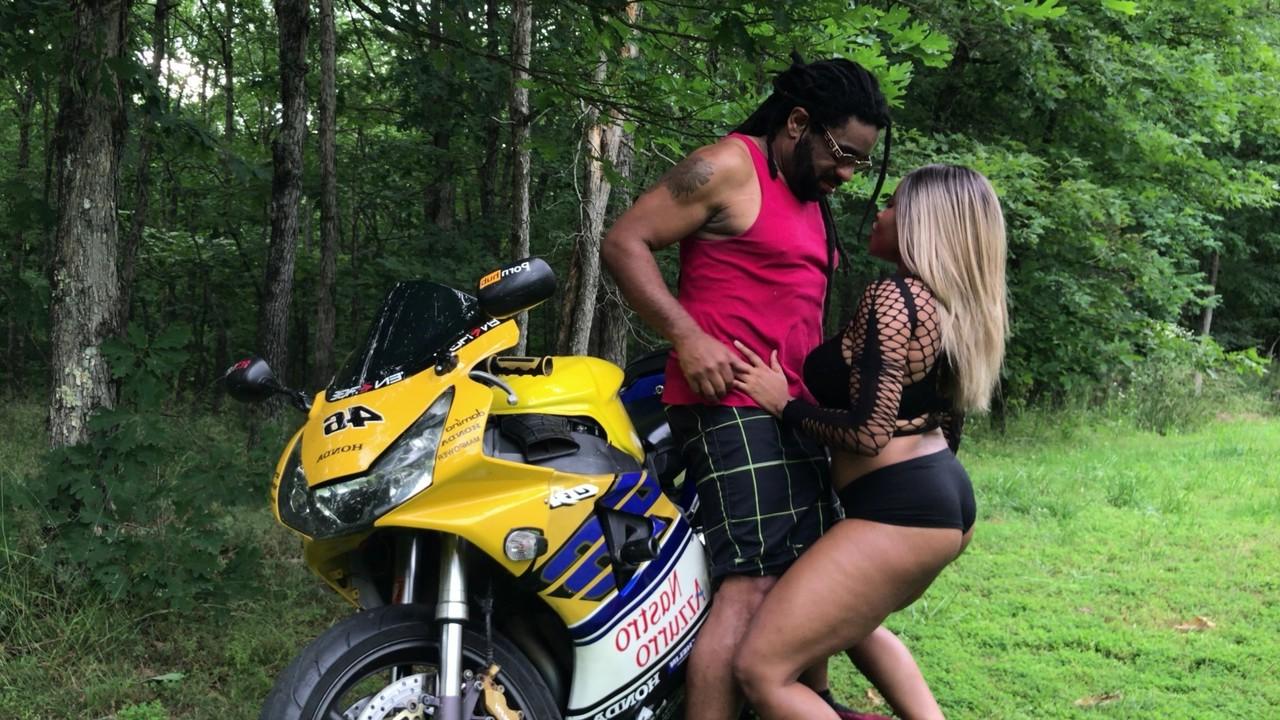 20P ぽっちゃり黒人が熱いお尻をからかってバイクでフェラをする