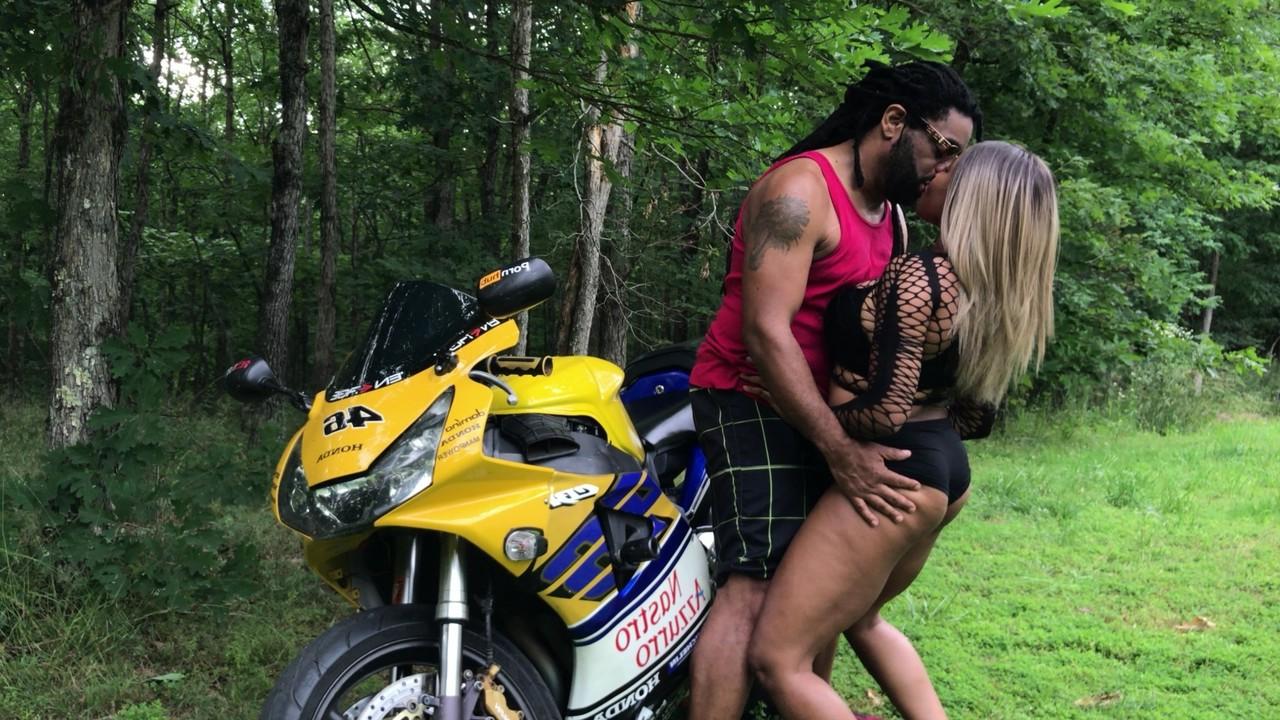 20P ぽっちゃり黒人が熱いお尻をからかってバイクでフェラをする