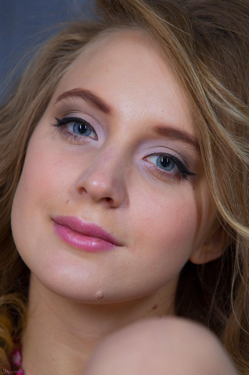 17P Fille blonde aux longues jambes avec un visage agréable et des yeux bleus se déshabille