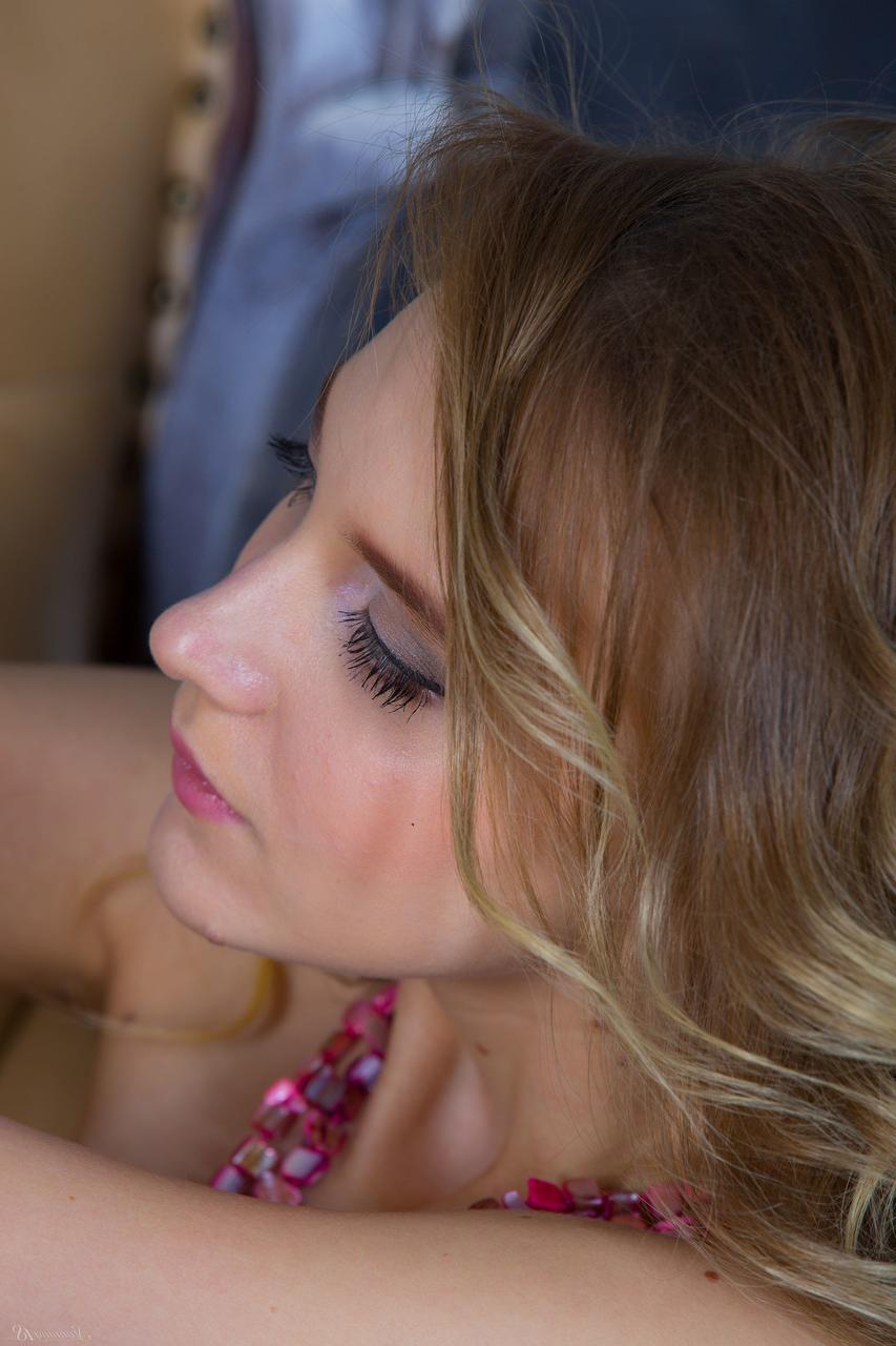 17P Fille blonde aux longues jambes avec un visage agréable et des yeux bleus se déshabille