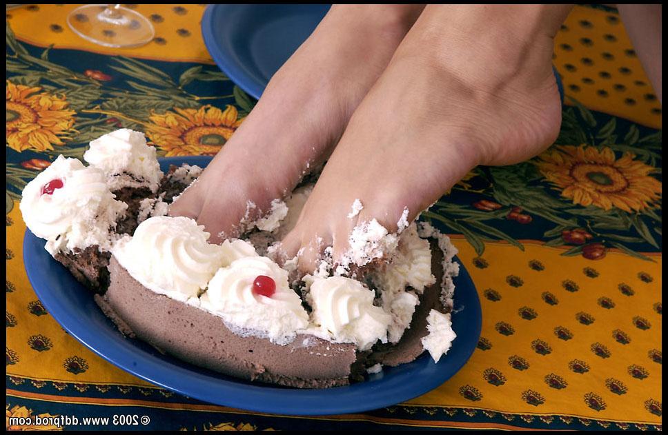 20P La blonde sexy Stacy Silver se couvre les pieds de gâteau avant de se faire lécher.