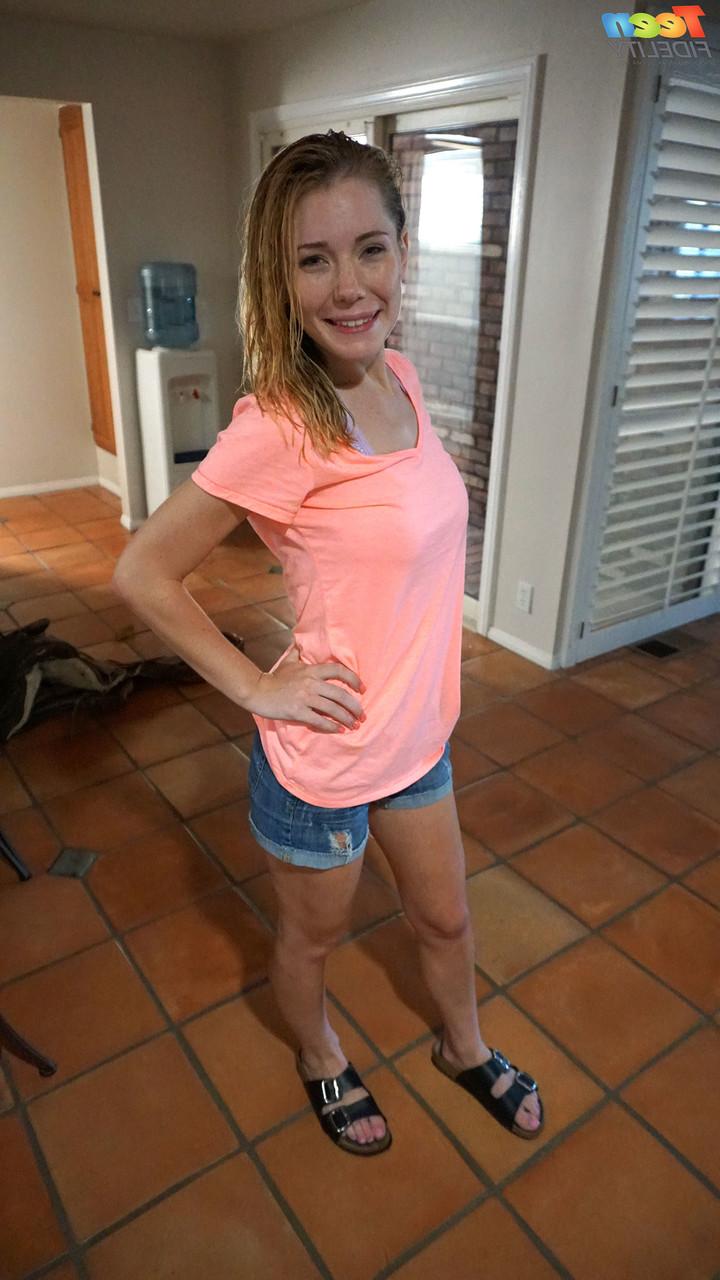 17P Raylin Ann, une fermière blonde, enlève ses bottes et son chapeau sous un arbre.