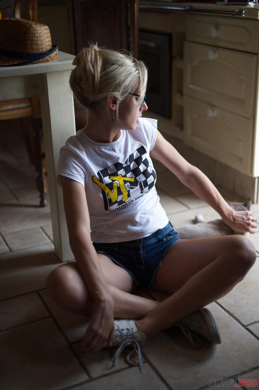 12P La blonde Chloe Toy prend de superbes poses non nues autour de sa maison.