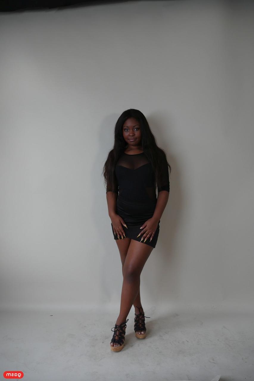 15P Impressionante adolescente queniano Sunny Star gosta de uma foda interracial hardcore