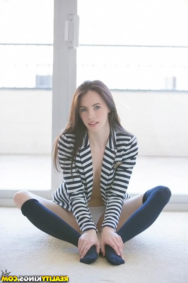 12P Adolescente morena gostosa com meias sensuais tira a blusa e faz um solo