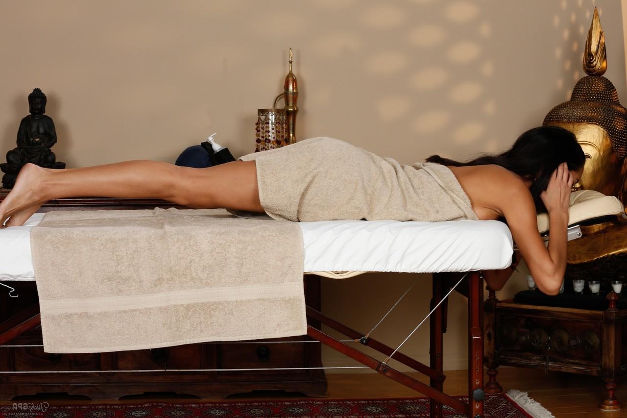 17P A pequena morena Chloe Amour mostra seus seios naturais na sala de massagens