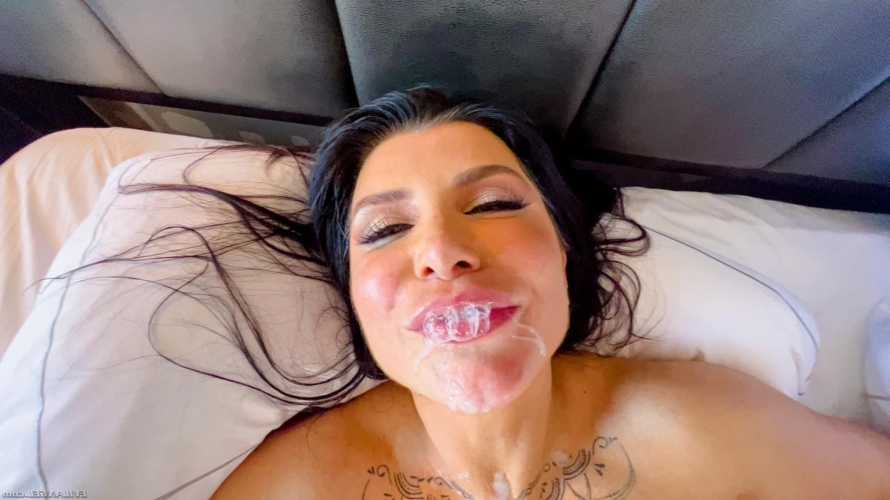 15P A garota morena Romi Rain sopra bolhas de esperma para concluir uma foda POV