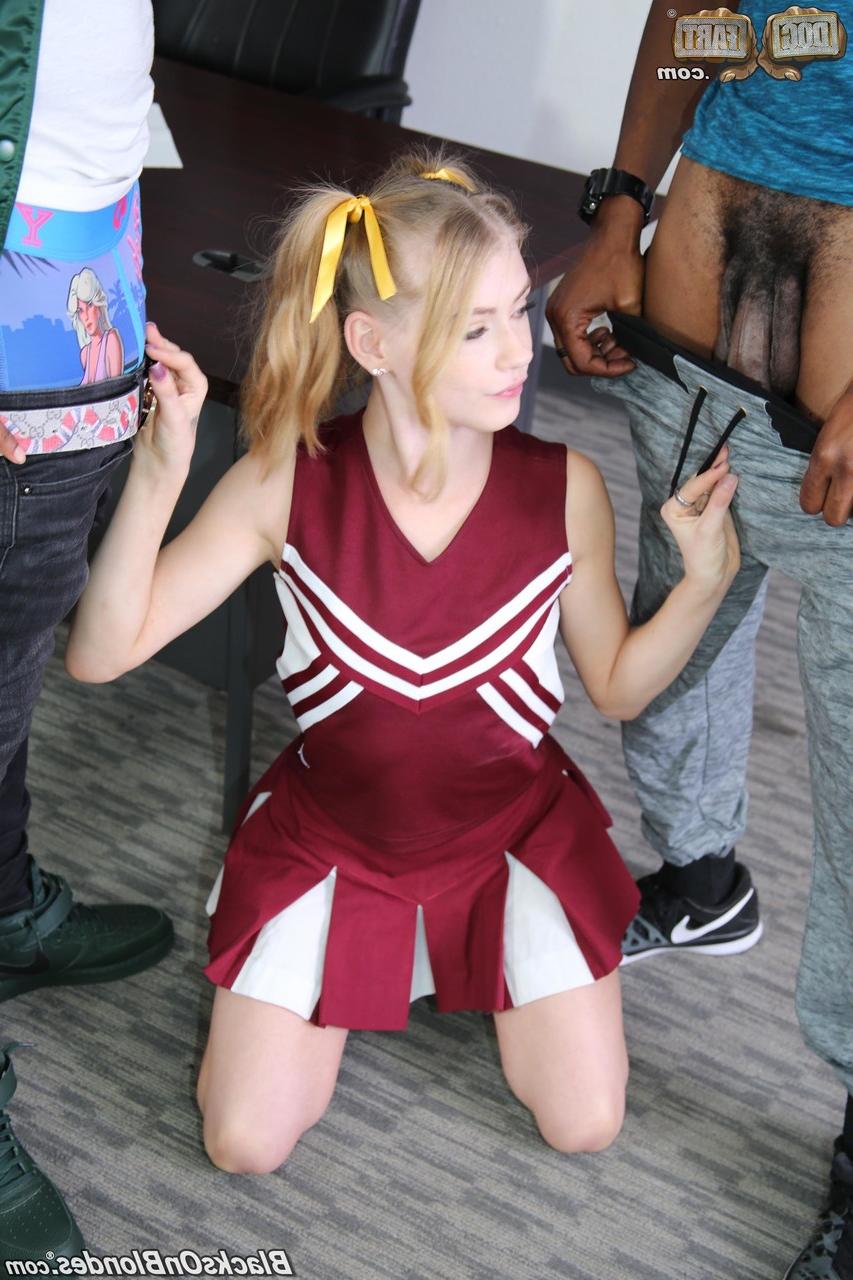 20P Loira pequena com tranças Hannah Hays fica preta com seus dois colegas de classe