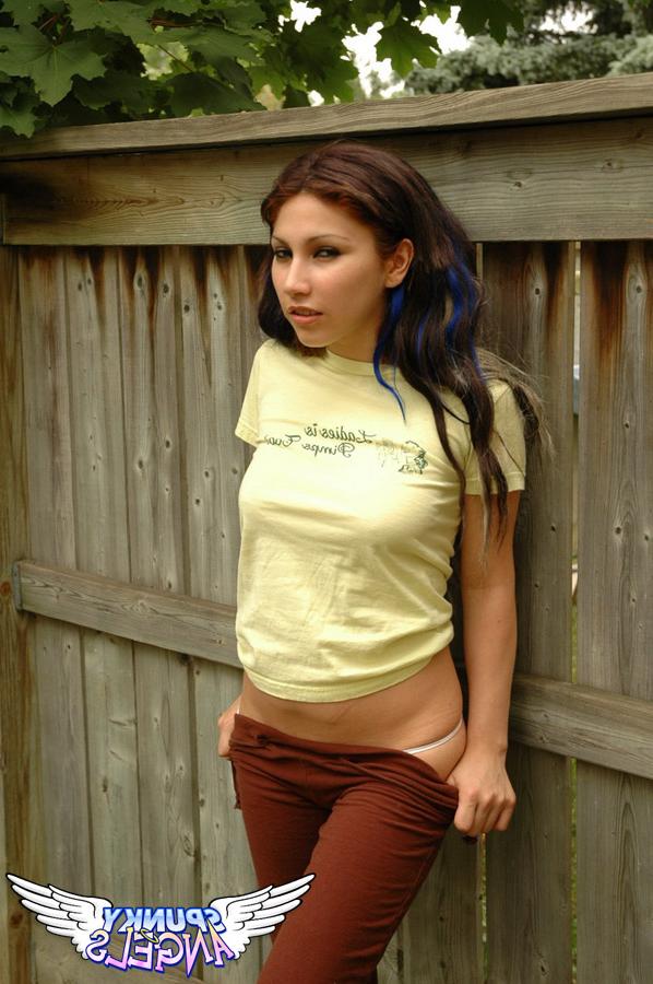 12P Adolescente morena hace su debut como modelo desnuda contra la valla del patio trasero