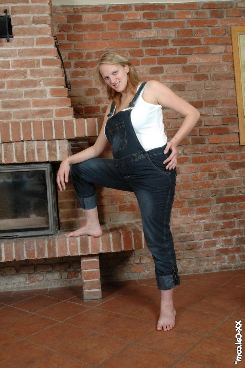 20P Die schwangere Blondine Stefany zieht sich nackt aus, um ihre großen Titten und ihre einladende Muschi zu zeigen