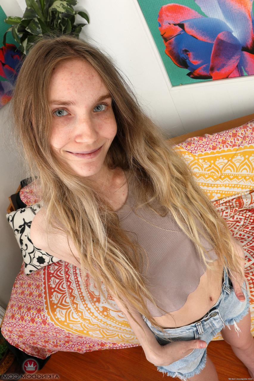 20P A magrinha amadora Claire Roos tira a roupa e expõe seus buracos