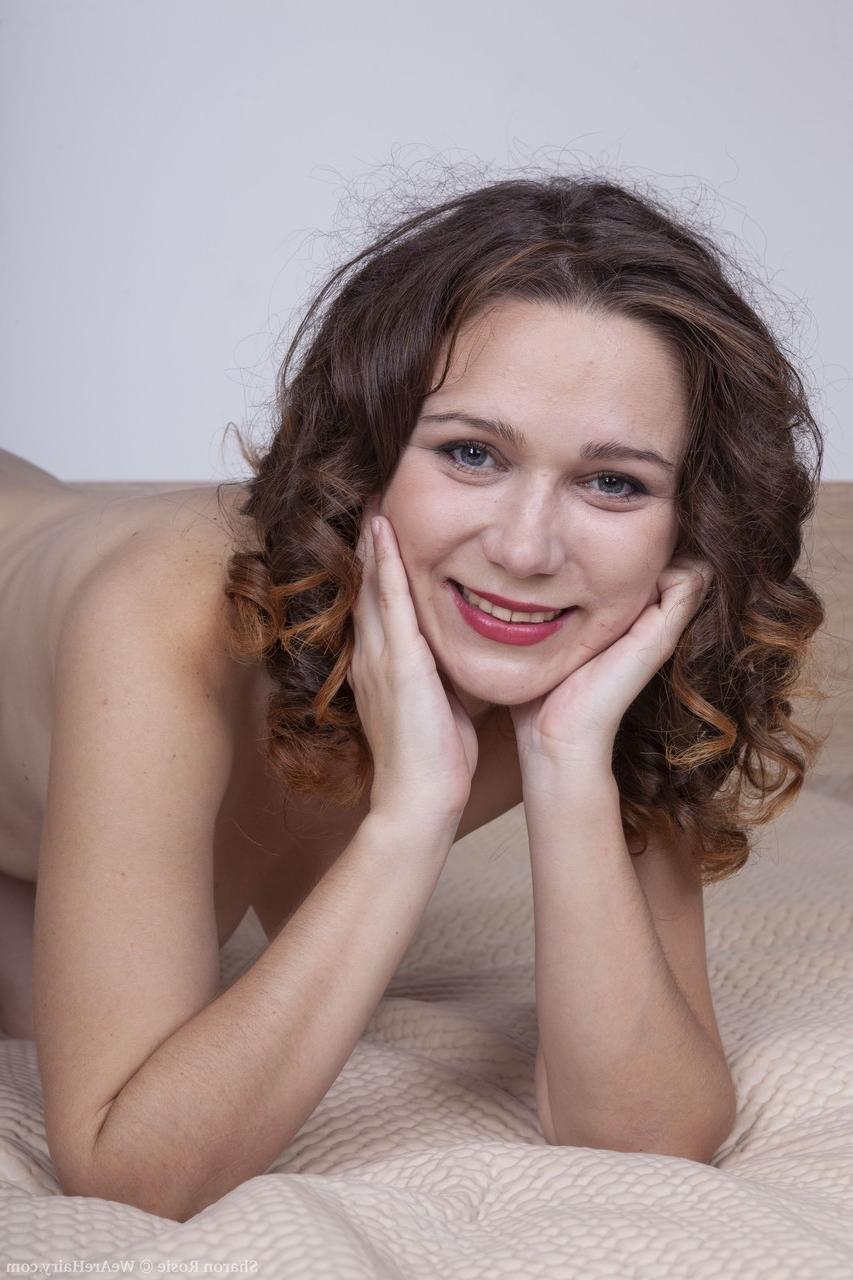 20P A gostosa amadora Sharon Rosie perde sua lingerie vermelha e mostra sua virilha peluda