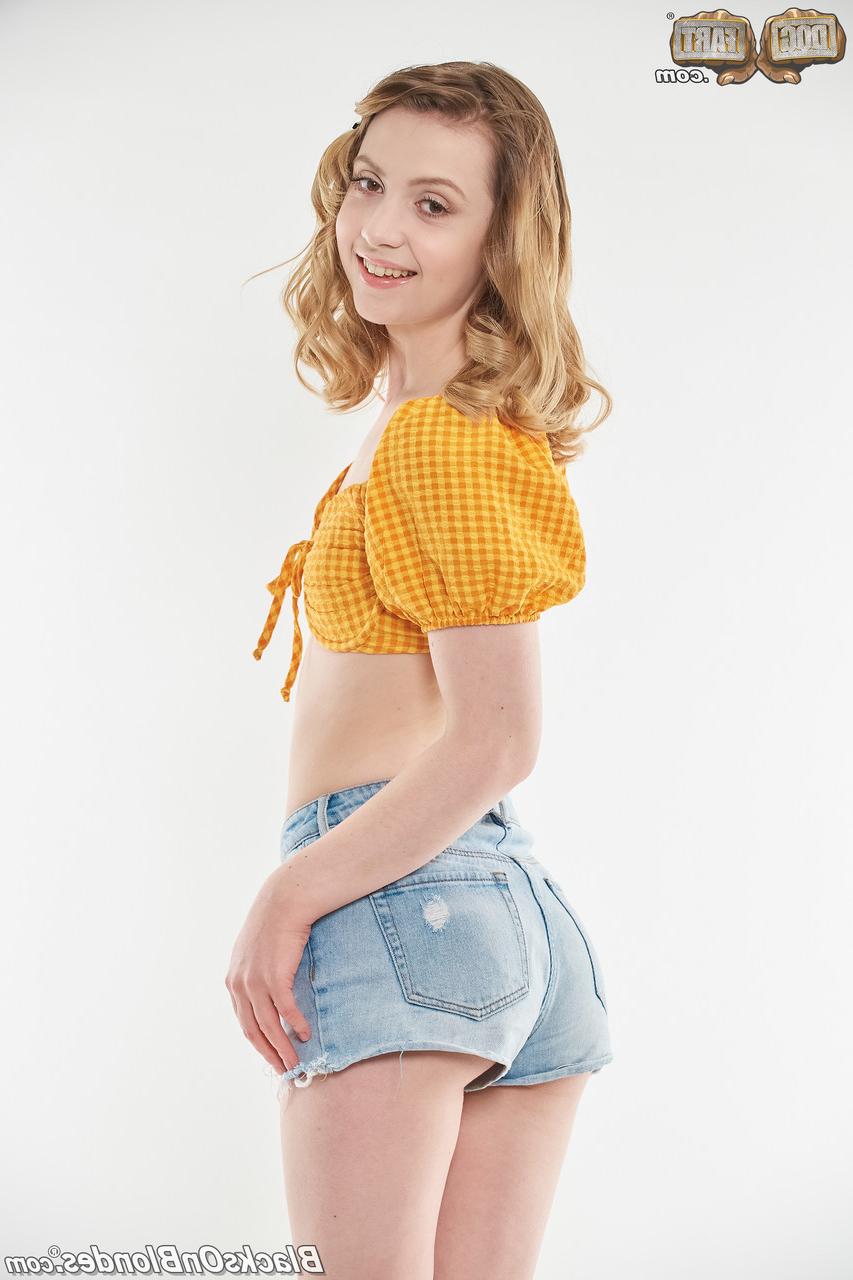 20P La blonde à peine majeure Daisy Bean se fait étirer la chatte par une énorme tige noire.