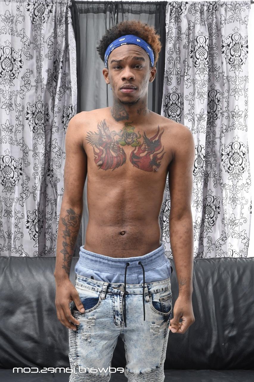 20P Garotos gays de ébano gostosos Chico e Per Fection fazendo sexo doggystyle no sofá