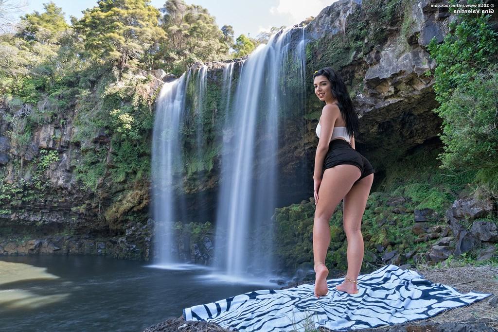 15P Das brasilianische Babe Gina Valentina zieht sich auf einer Decke vor einem Wasserfall aus