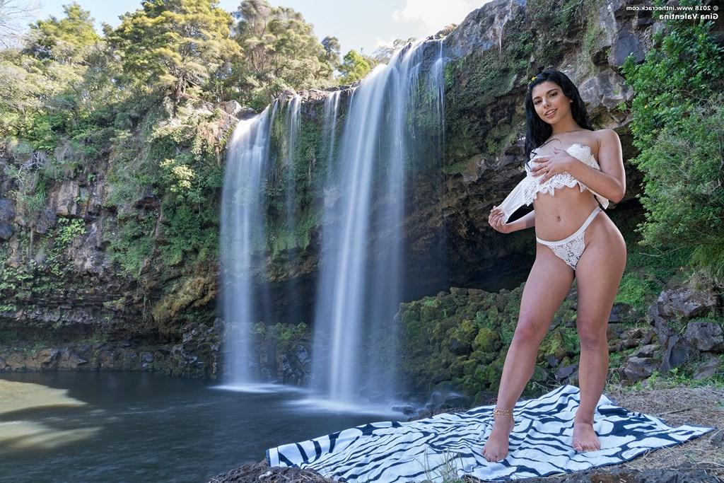 15P Das brasilianische Babe Gina Valentina zieht sich auf einer Decke vor einem Wasserfall aus