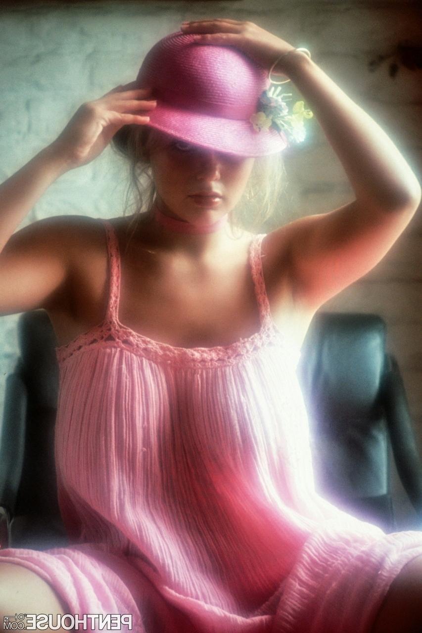 20P Das blonde Model Joanne Latham zeigt beim Fotoshooting ihre großen Titten und ihren haarigen Muff