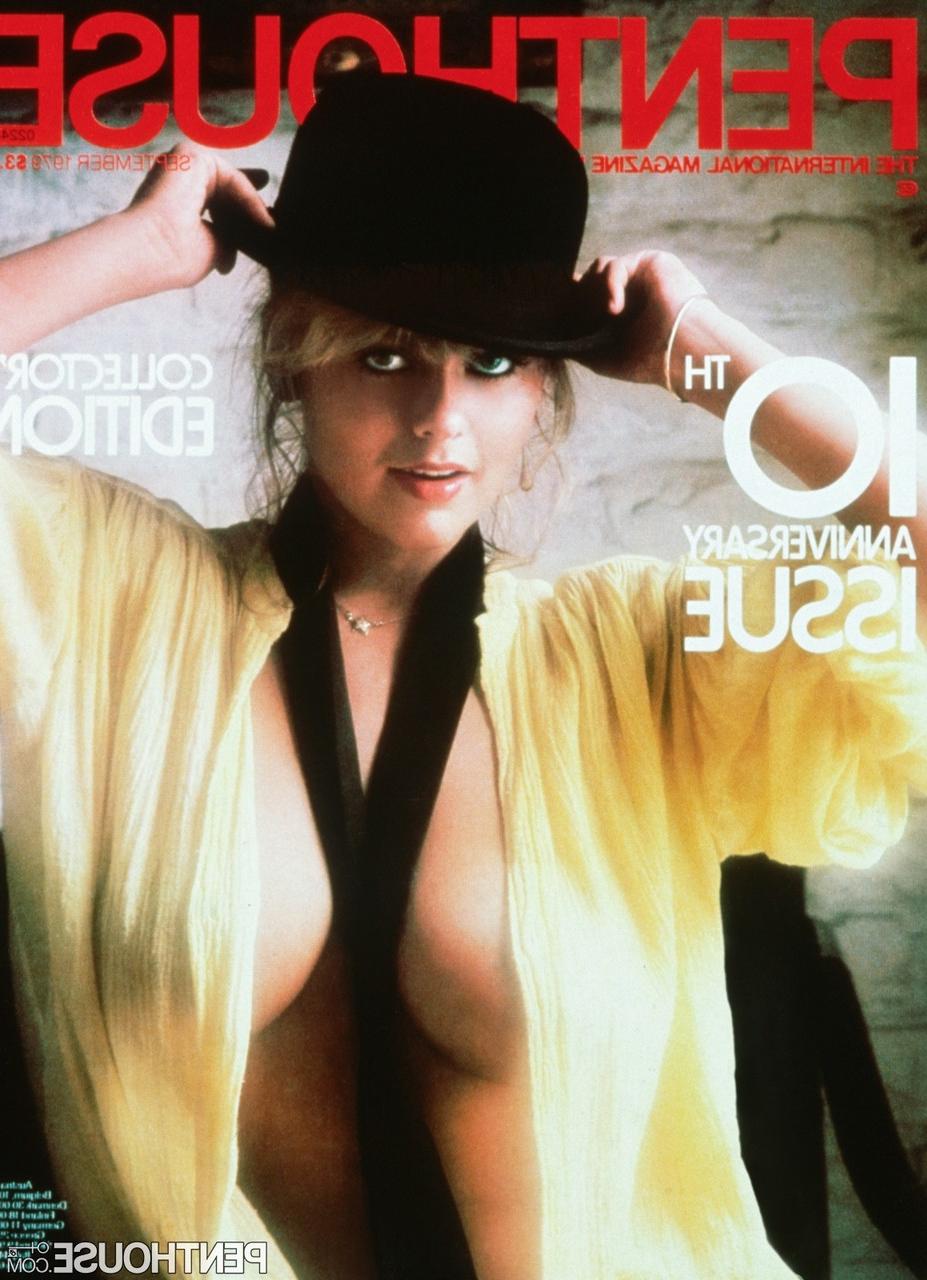 20P Das blonde Model Joanne Latham zeigt beim Fotoshooting ihre großen Titten und ihren haarigen Muff