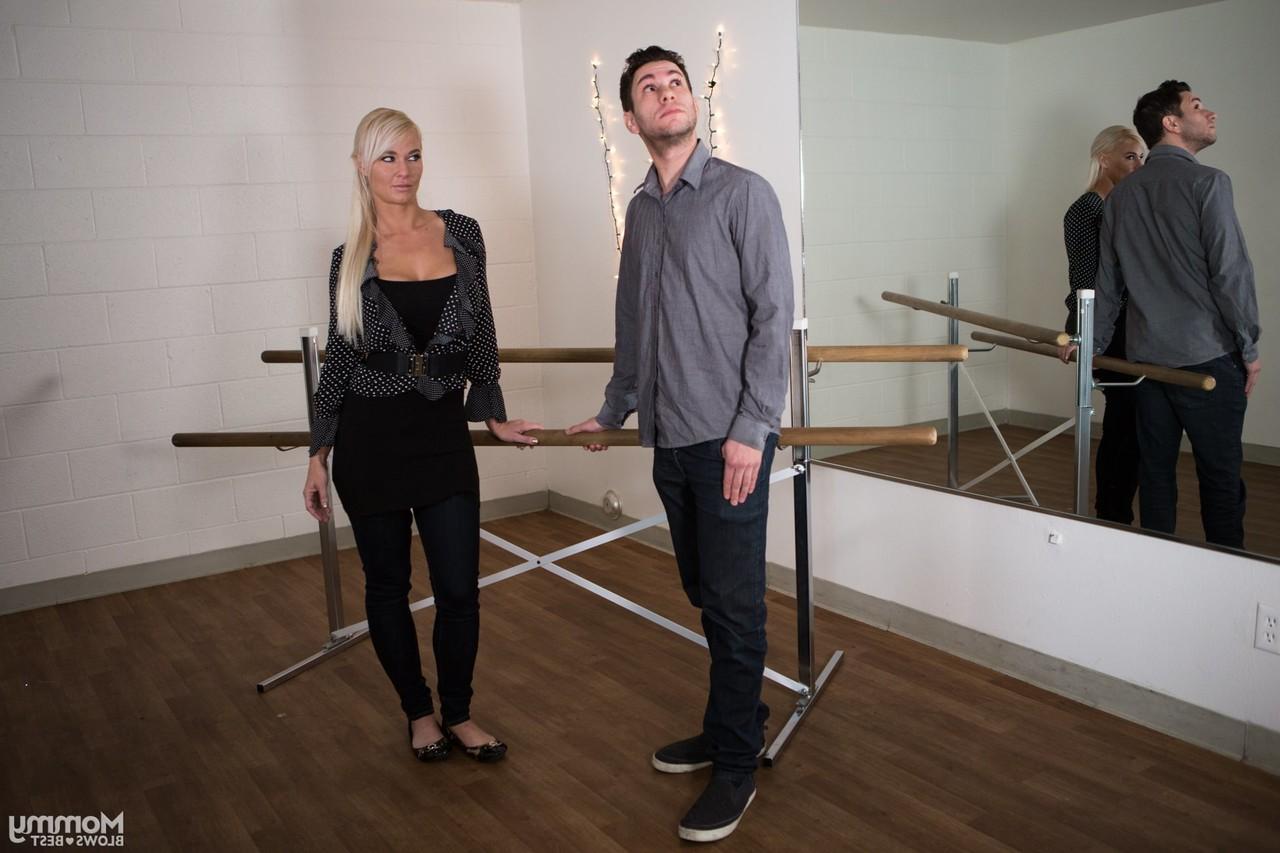 17P La profesora de baile MILF London River le hace una mamada a su guapo alumno