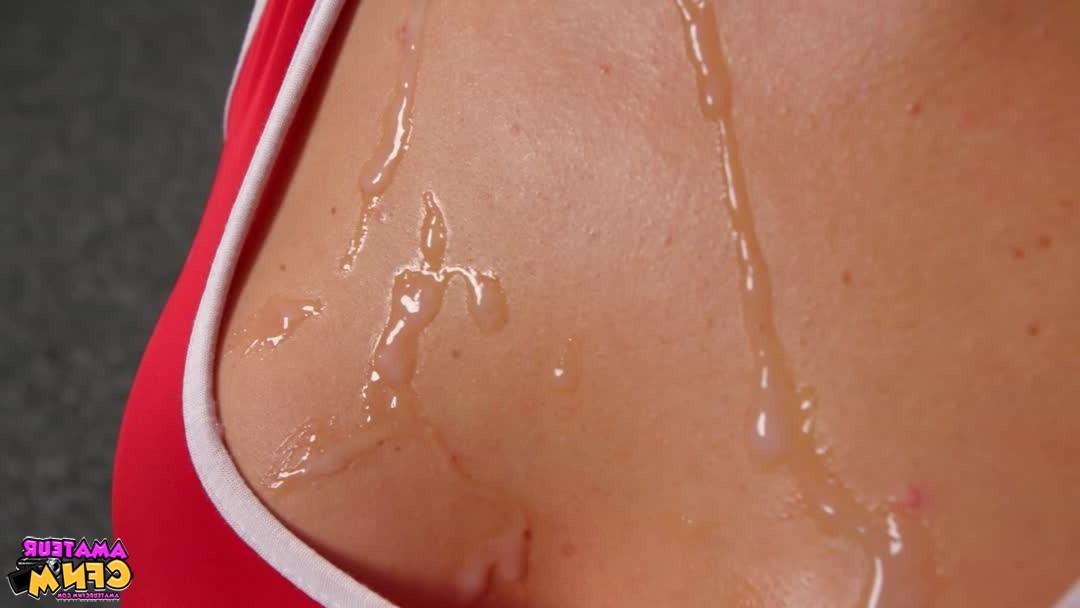 10P Loira Sexy Honey Hera chupa um pau durante a ação CFNM