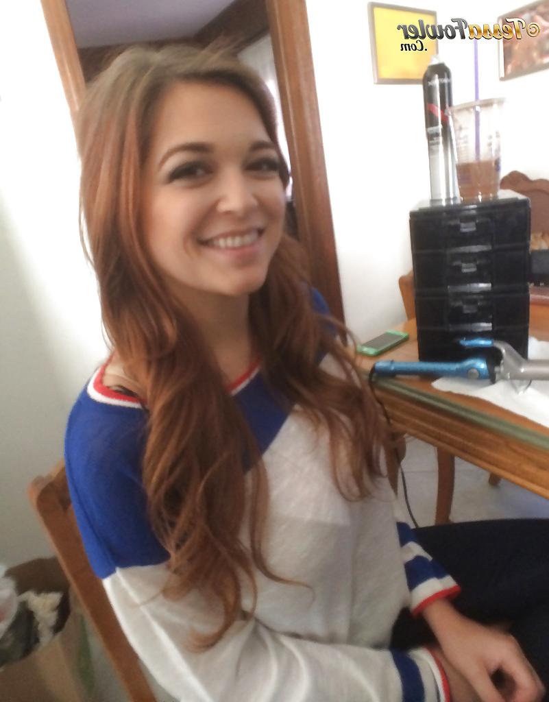 16P A pornstar rechonchuda Tessa Fowler posando com saia plissada enquanto mostra peitos grandes