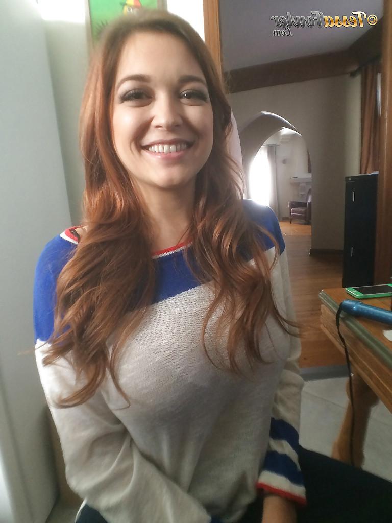 16P A pornstar rechonchuda Tessa Fowler posando com saia plissada enquanto mostra peitos grandes