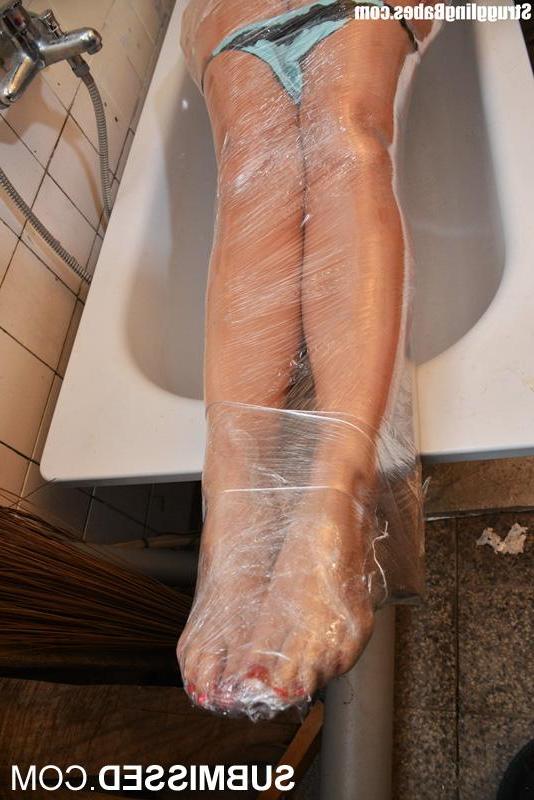 12P Rubia envuelta en plástico Vicky completamente inmovilizada y amordazada para diversión BDSM