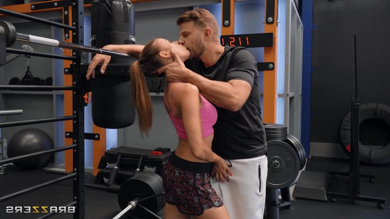 20P A gata negra sexy Tina Fire gosta de um grande galo branco em um trio com um casal