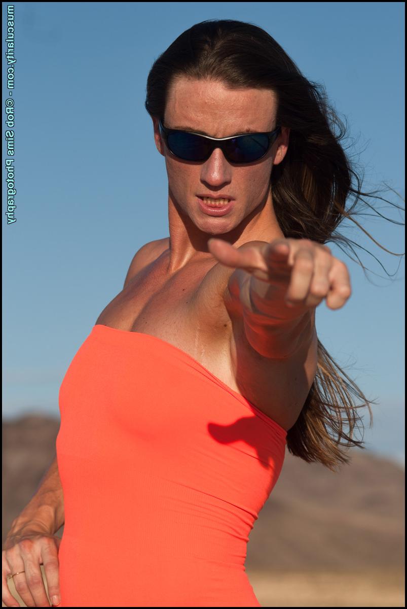 15P Bodybuilder Carrie Rapp hits upon great poses out in the desert