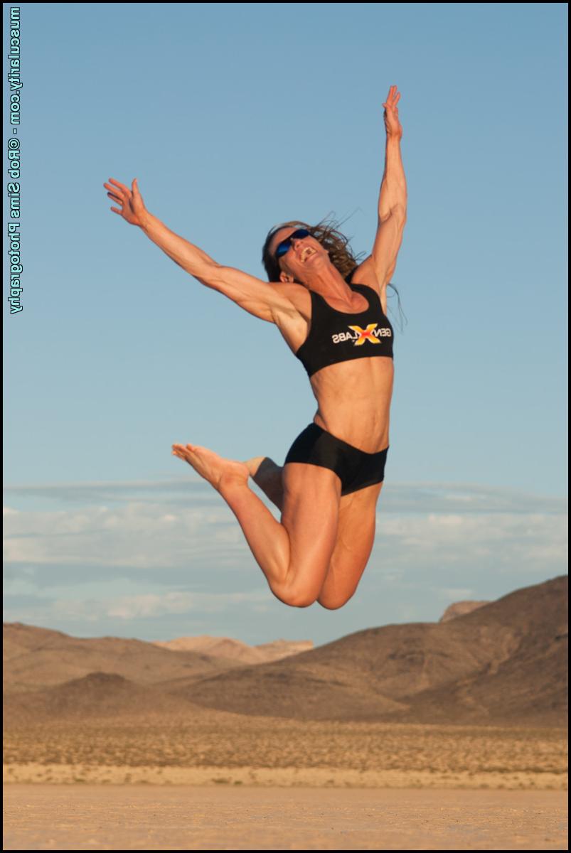 15P Bodybuilder Carrie Rapp hits upon great poses out in the desert