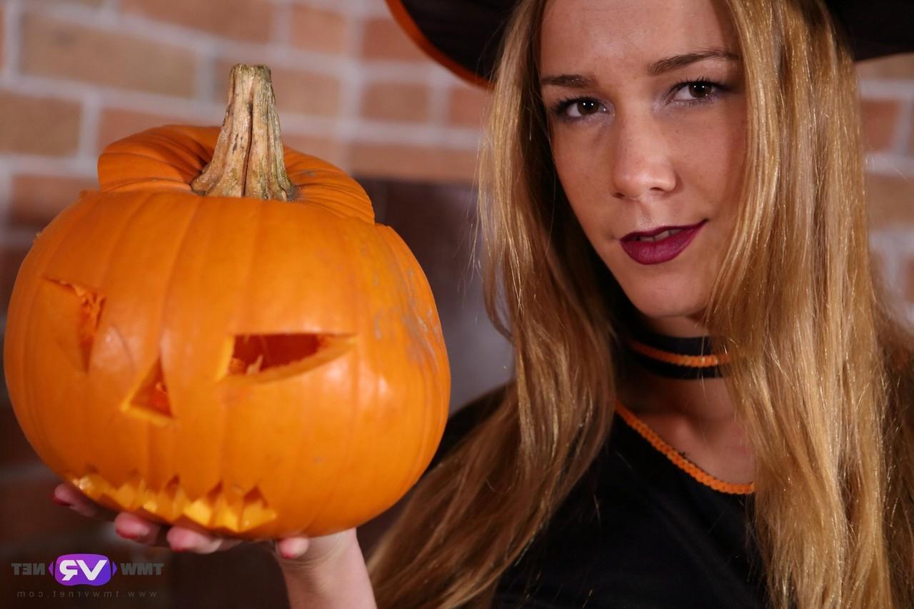 16P A gostosa Alexis Crystal se masturba em um trono no Halloween