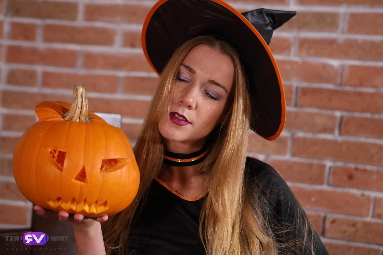 16P A gostosa Alexis Crystal se masturba em um trono no Halloween