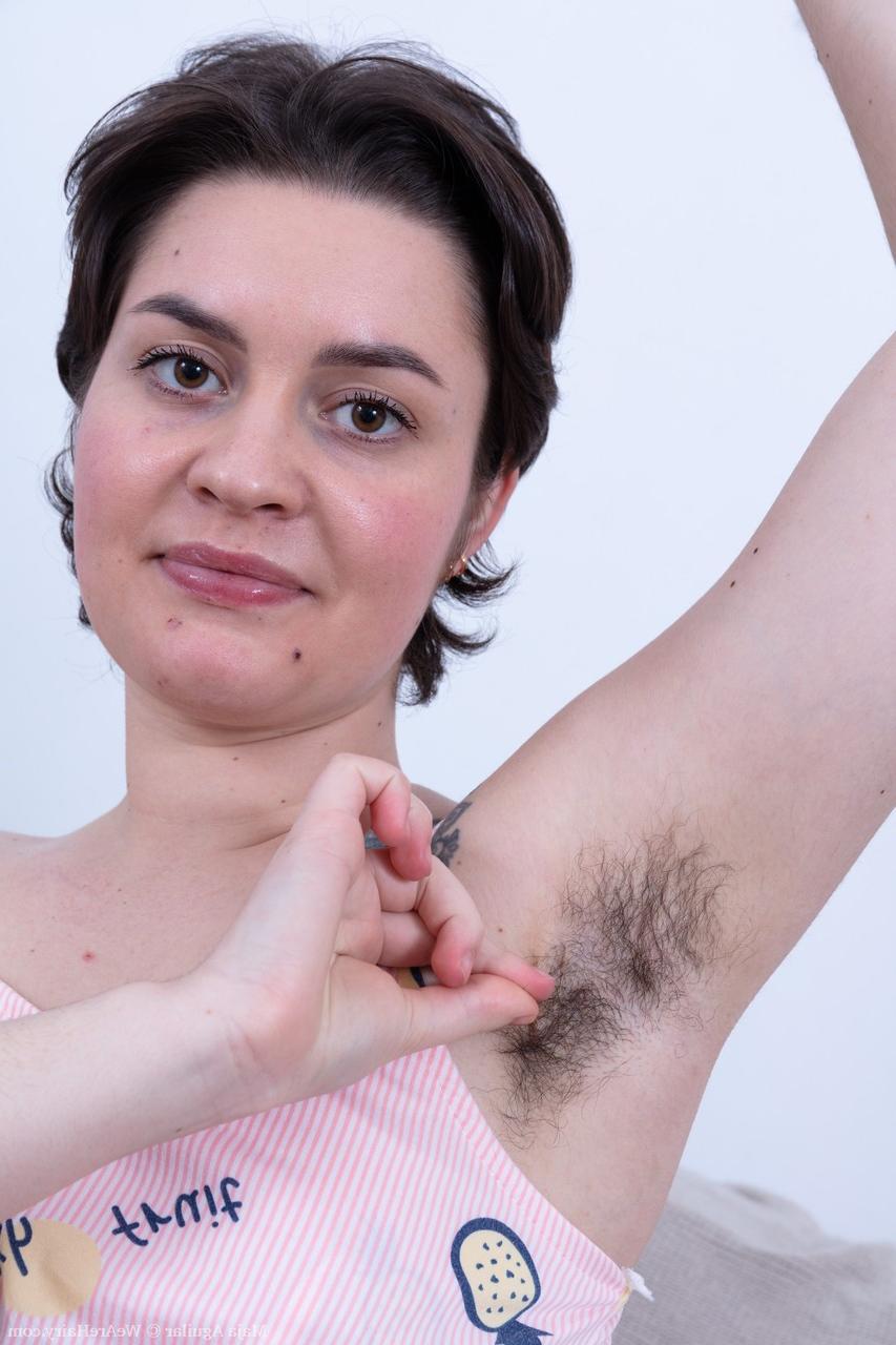20P Maja Aguilar amateur de pelo corto se desnuda y presume de sus agujeros peludos