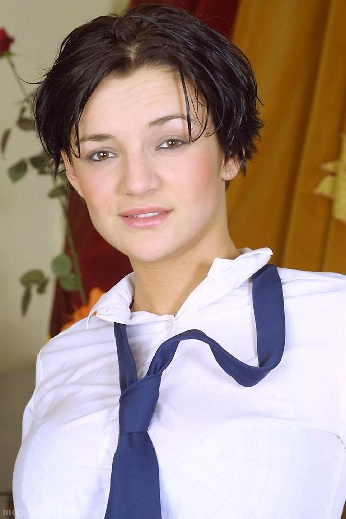 20P Das vollbusige Schulmädchen Emilija Dangalova zieht ihre Uniform aus und fingert ihre rasierte Fotze