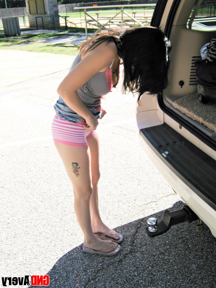 12P Morena amadora expõe seus peitos enquanto se troca atrás de uma minivan