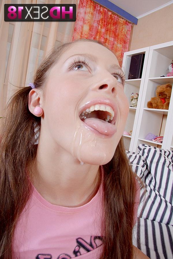 16P Katelyn, jeune fille, arbore des nattes pendant une relation sexuelle cul-bouche.
