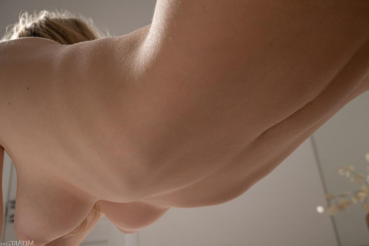 20P La sexy katarina meis muestra sus grandes tetas y su coño afeitado lamible