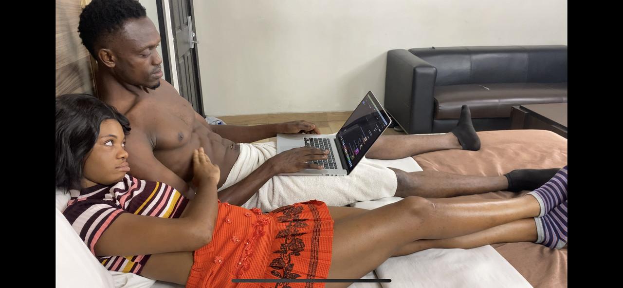 14P Casal negro faz sexo hardcore depois de dar um ao outro algum prazer oral