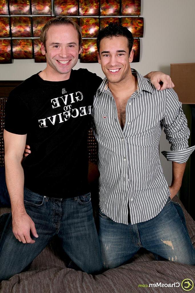 19P Les amants gays sexy Leo et Shawn se sucent la bite dure avant le sexe