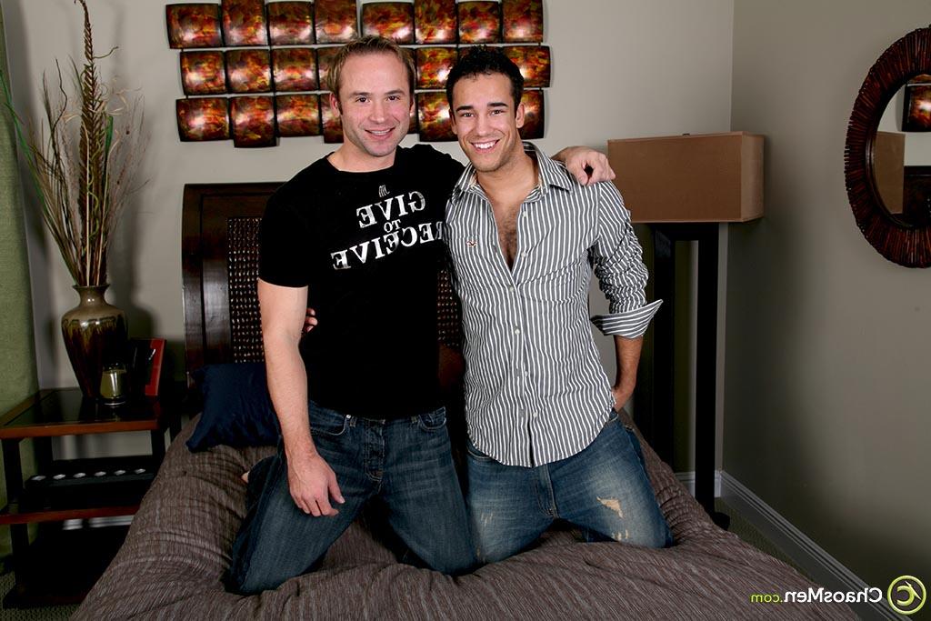 19P Les amants gays sexy Leo et Shawn se sucent la bite dure avant le sexe